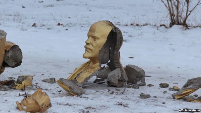 На Одесщине повалили еще один памятник Ленину: фото падшего идола
