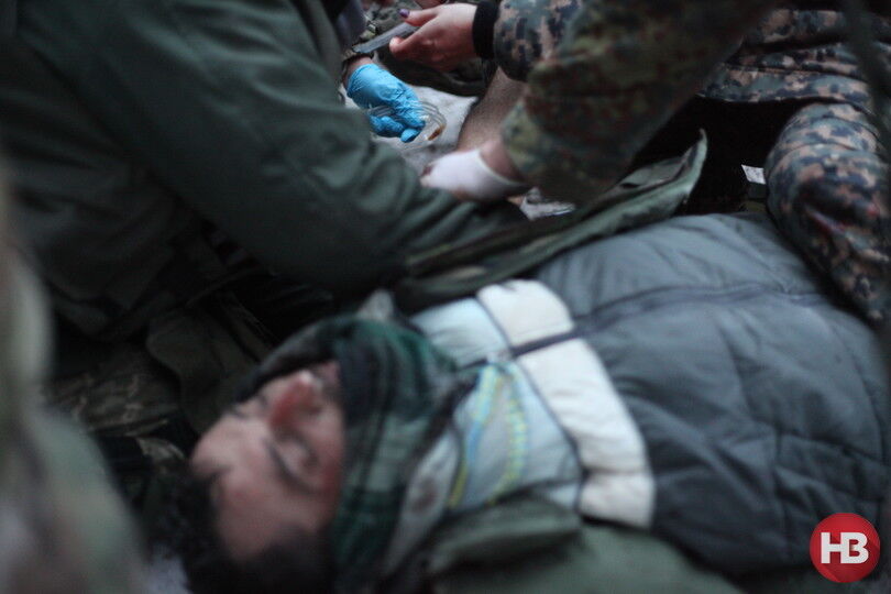 Спасение раненых "киборгов": душераздирающие фото с передовой