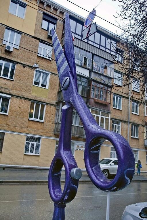 На киевской улице можно увидеть 4-метровые ножницы: фотофакт