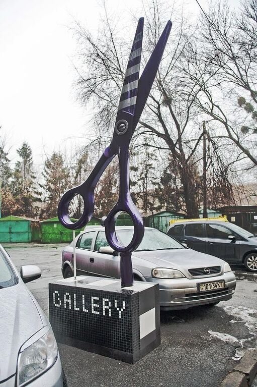 На киевской улице можно увидеть 4-метровые ножницы: фотофакт