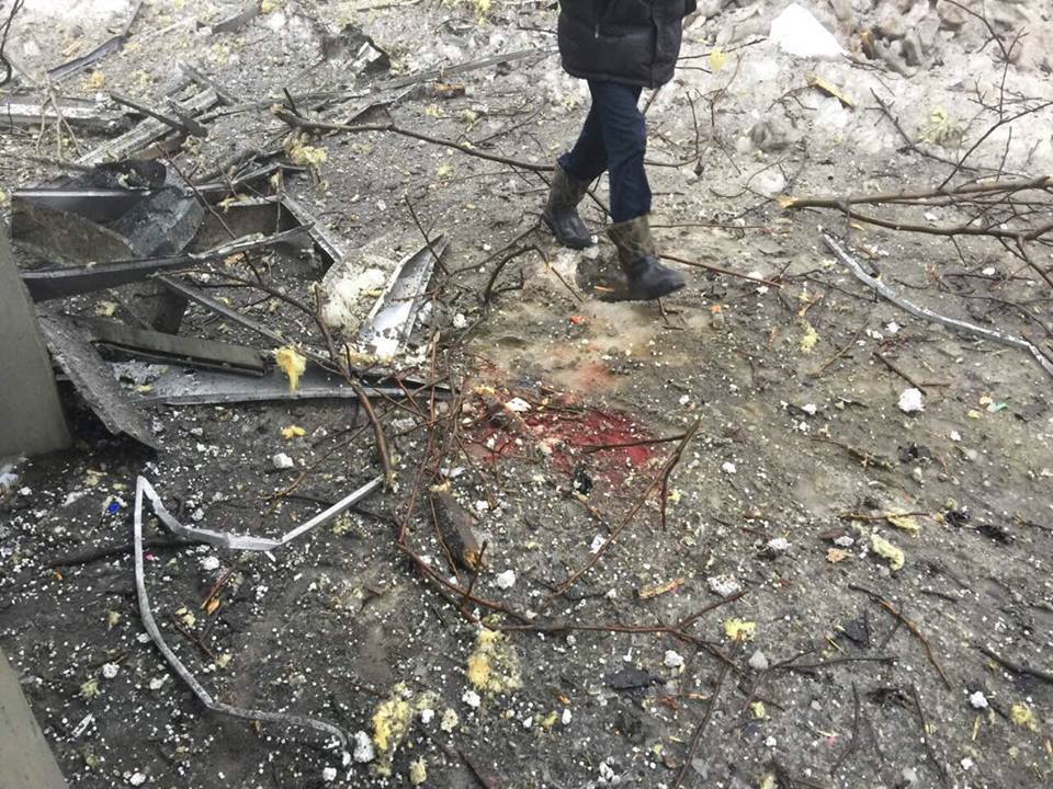 Видео последствий обстрела в Донецке: шесть мирных жителей тяжело ранены, двое погибли