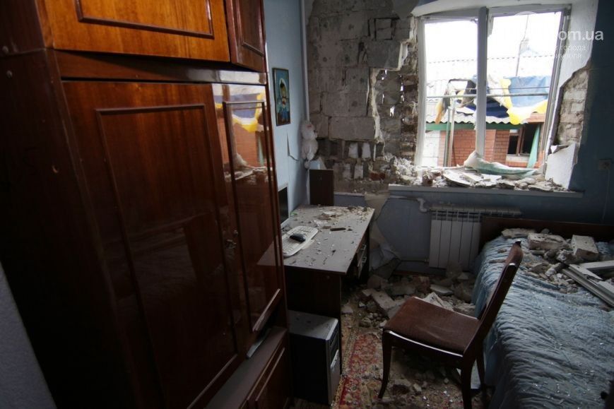 Террористы обстреляли Сартану под Мариуполем: разрушено 20 домов, жертв нет. Фото- и видеофакт