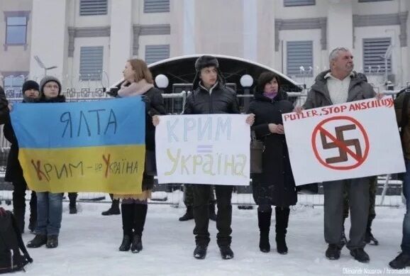 Посольство РФ в Киеве пикетировали переселенцы из Крыма