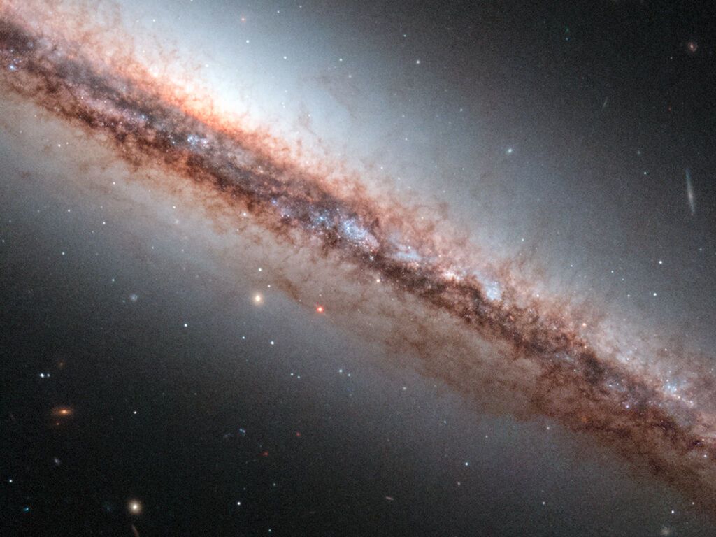 На расстоянии в 60 млн световых лет Hubble обнаружил галактические "щупальца"