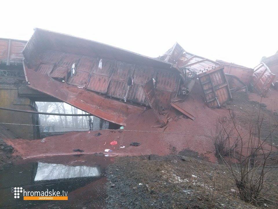 Опубликовано видео и фото последствий подрыва моста и товарного состава в Запорожской области 