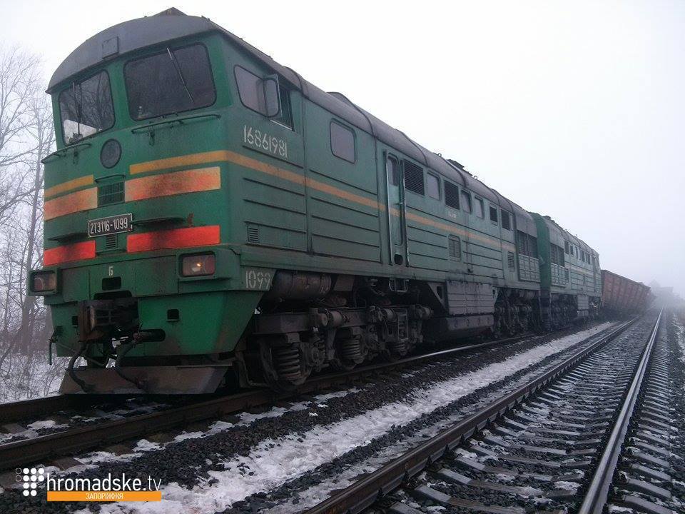 Опубликовано видео и фото последствий подрыва моста и товарного состава в Запорожской области 