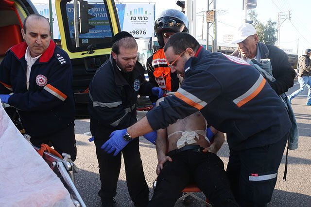 Мужчина с ножом напал на пассажиров автобуса в Тель-Авиве: фото и видео с места событий