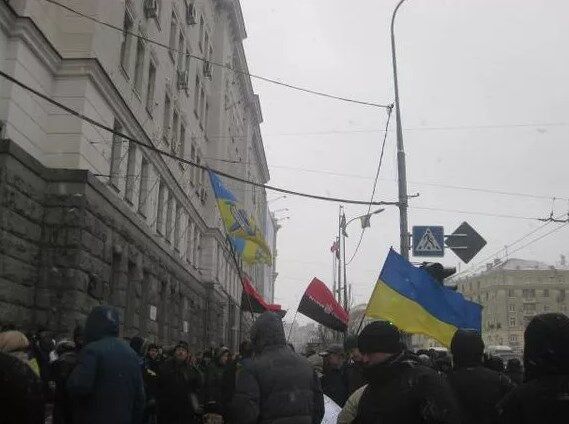 В Харькове проходит пикет под горсоветом: в ход пошли дымовые шашки. Опубликованы фото и видео