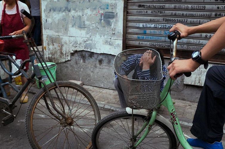 Китайский фотограф представил неожиданные, а иногда и забавные моменты из жизни