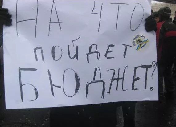 У Харкові проходить пікет під міськрадою: в хід пішли димові шашки. Опубліковані фото і відео