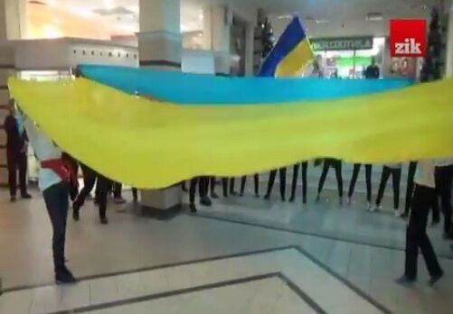 В киевском ТРЦ провели патриотический флешмоб: опубликовано видео