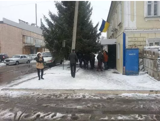 Єдиний на Луганщині пункт оформлення перепусток працює всього 4 години на день: люди дико обурені