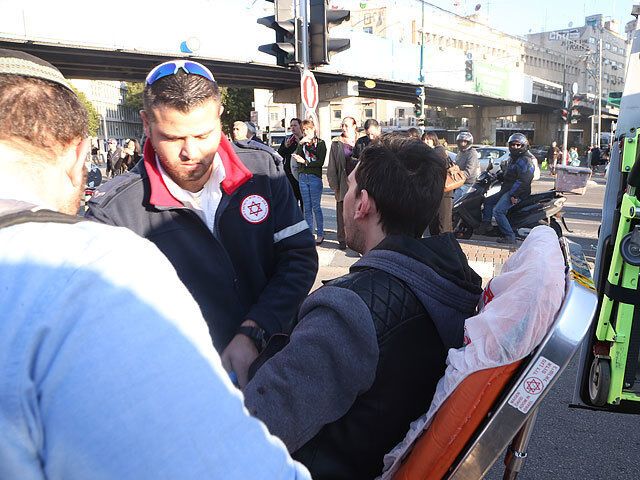Мужчина с ножом напал на пассажиров автобуса в Тель-Авиве: фото и видео с места событий