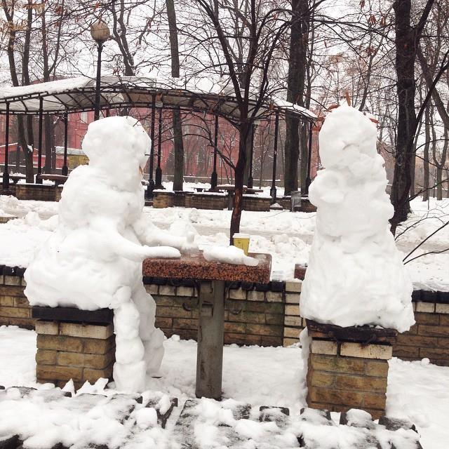 В киевском парке появились снежные шахматисты: фотофакт