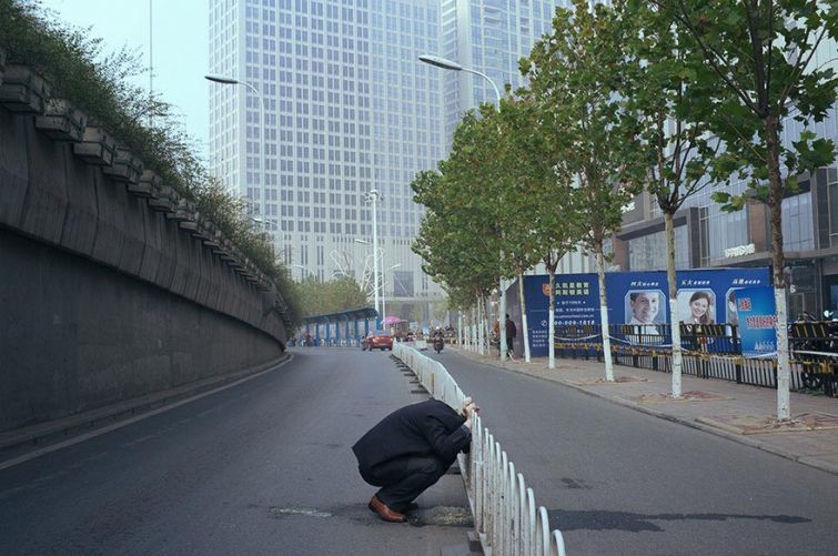 Китайский фотограф представил неожиданные, а иногда и забавные моменты из жизни