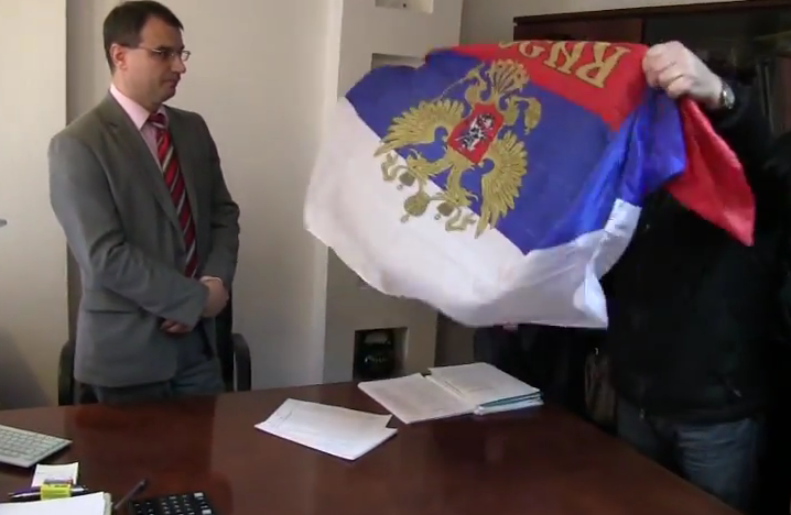 У директора днепропетровского театра нашли российский флаг: "сепаратист" оказался в мусорном баке и в яйцах