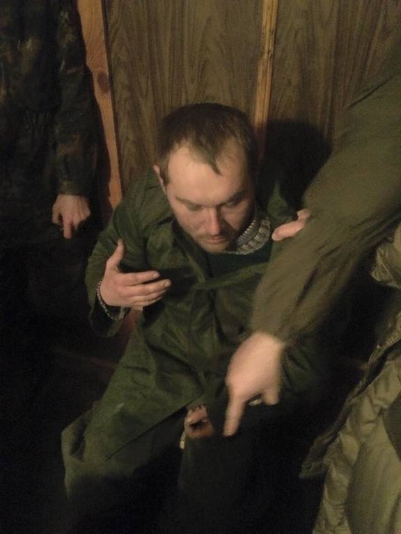 Взят в плен террорист, которому обещали зарплату 2500 гривен в месяц. Видео допроса