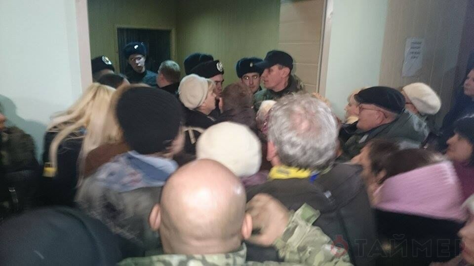 "Евромайдановцы" и "куликовцы" устроили потасовку на заседании суда по майской трагедии в Одессе