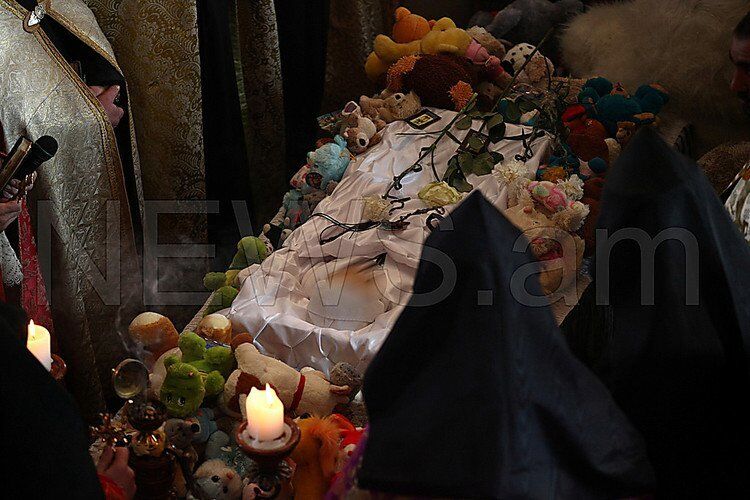 Тысячи людей в Армении приехали на похороны 6-месячного мальчика, убитого российским военным