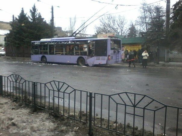 У Донецьку обстріляно зупинку і тролейбус: є загиблі і поранені