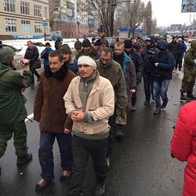 У Донецьку терористи провели полонених вулицями міста: опубліковано фото і відео