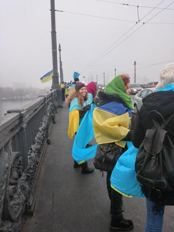 Киевляне создали живую цепь единения ко Дню соборности: опубликовано фото и видео