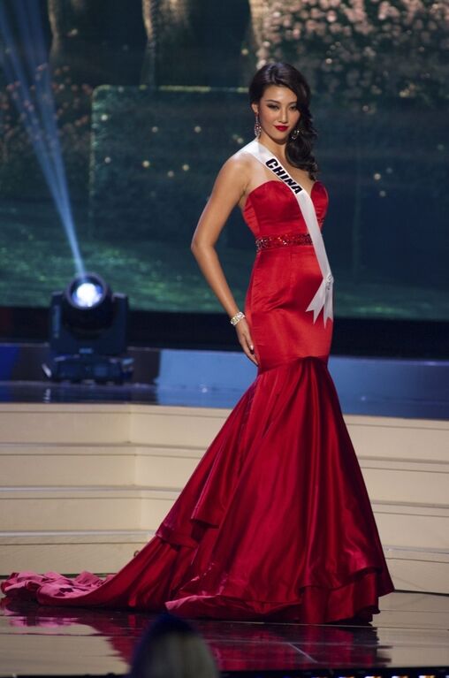 Шоу вечерних нарядов на "Мисс Вселенная 2015": роскошные платья самых красивых девушек мира