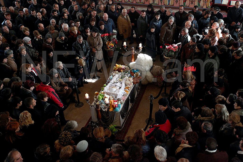Тисячі людей у Вірменії приїхали на похорон 6-місячного хлопчика, убитого російським солдатом: опубліковано фото і відео