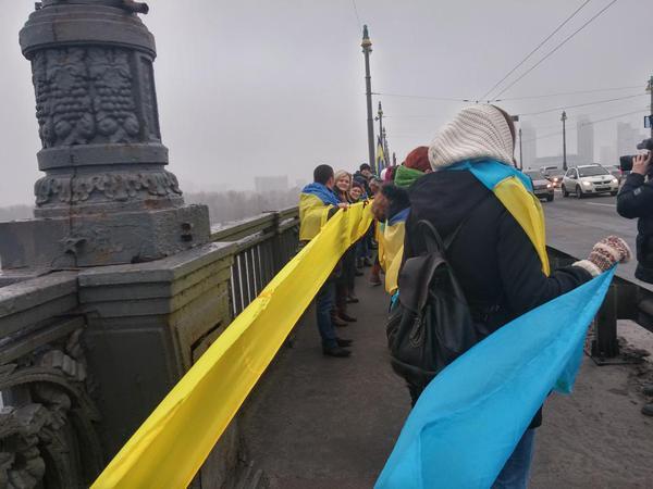Киевляне создали живую цепь единения ко Дню соборности: опубликовано фото и видео