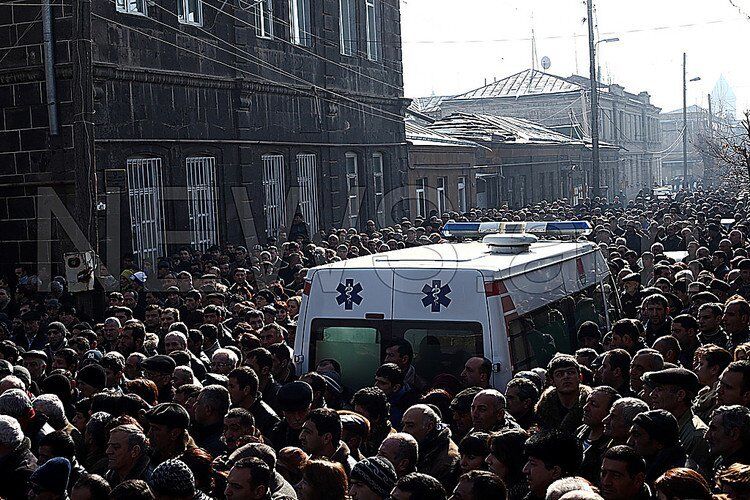 Тысячи людей в Армении приехали на похороны 6-месячного мальчика, убитого российским военным