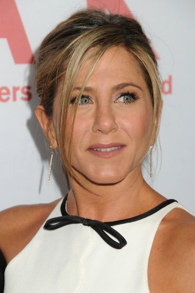 Ярко-красные губы, стрелки, smoky eyes: 15 вариантов макияжа от звезд