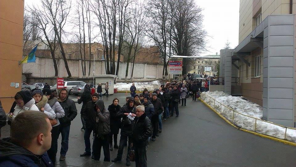 В Днепропетровске сотни людей сдают кровь для "киборгов": опубликованы фото