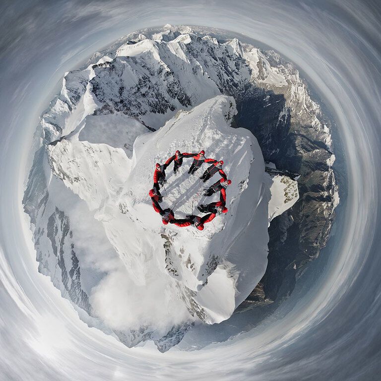 Альпинисты приняли участие в замечательной фотосессии горных  вершин. Результат поражает невероятной красотой 