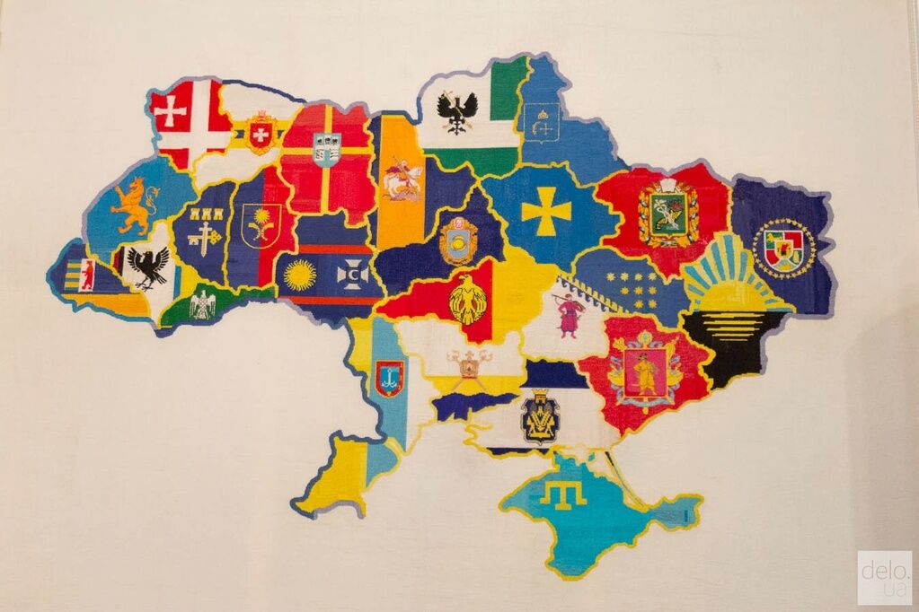 В Киеве показали вышитую 2-метровую карту Украины: опубликованы фото
