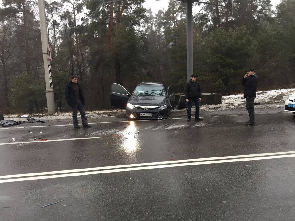 Возле Конча-Заспы произошло ДТП: фото с места происшествия