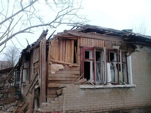 Терористи знову обстріляли Щастя, зруйновані будинки: фото- і відеофакти