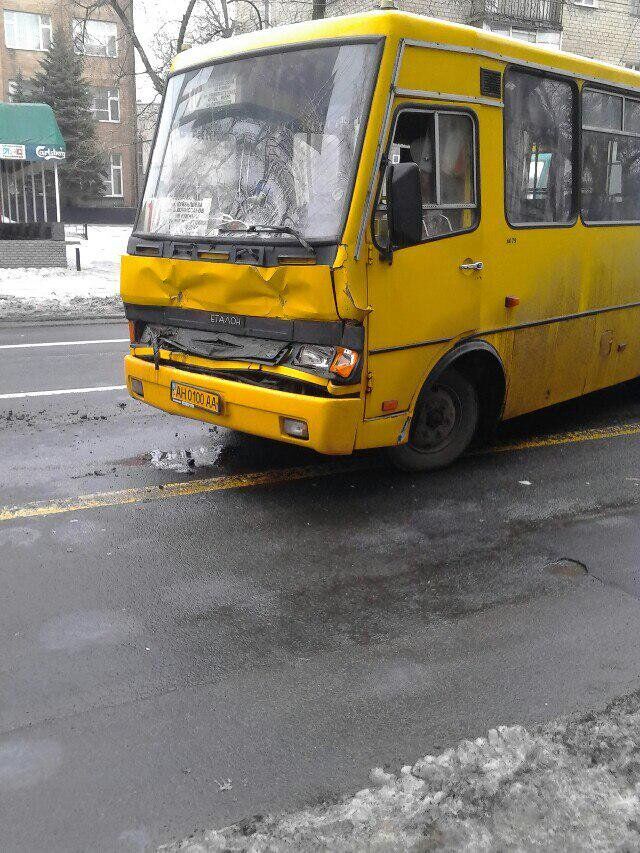 Террористы в центре Донецка протаранили маршрутку
