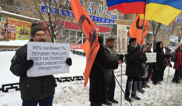 В Москве задержали двух участников антивоенного митинга за карикатуру на Путина