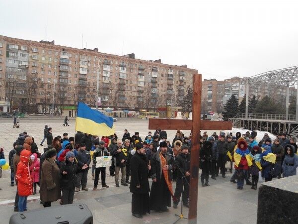 В Мариуполе почтили память жертв теракта: опубликованы фото