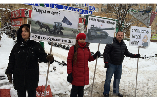 В Москве задержали двух участников антивоенного митинга за карикатуру на Путина