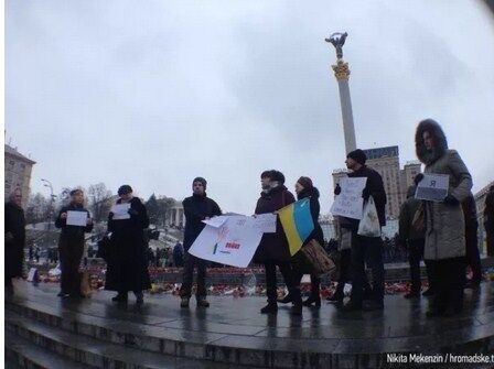 "Путин, заблудись в аду". В Киеве почтили память жертв теракта в Мариуполе