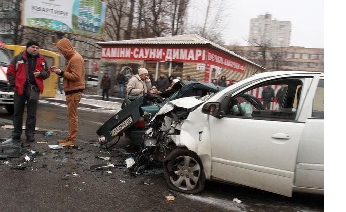 В страшном ДТП в Киеве погибла девушка: фото с места аварии