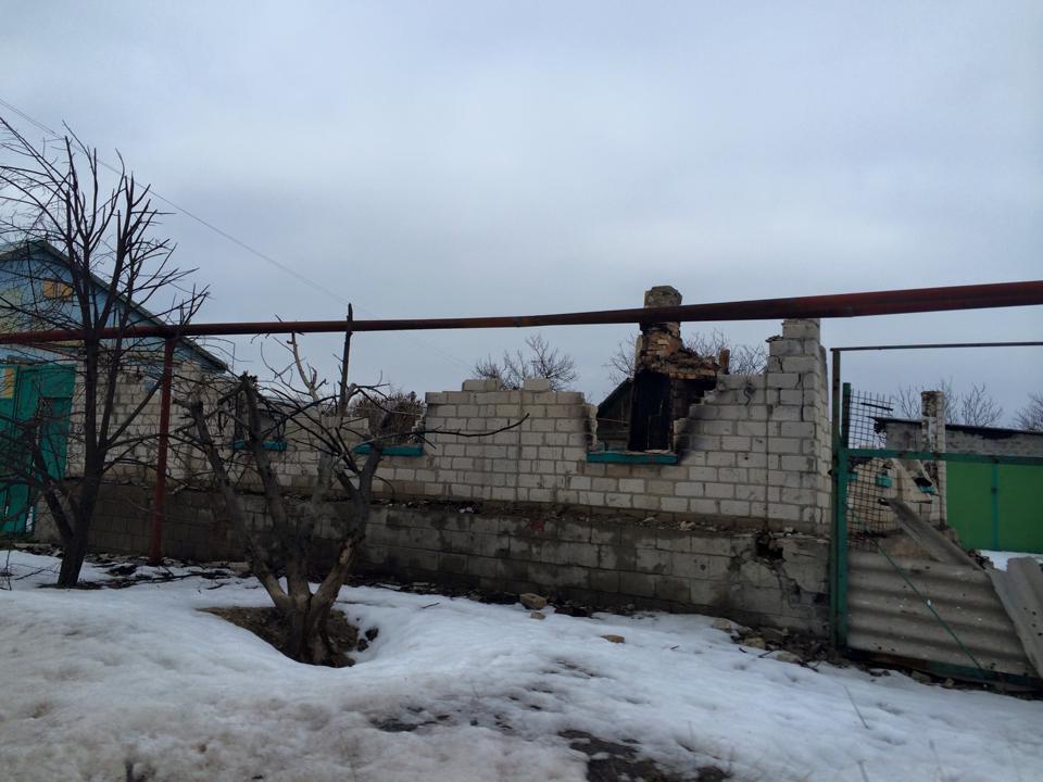 На улицах Станицы Луганской - ни одного прохожего: фоторепортаж из обстрелянного поселка