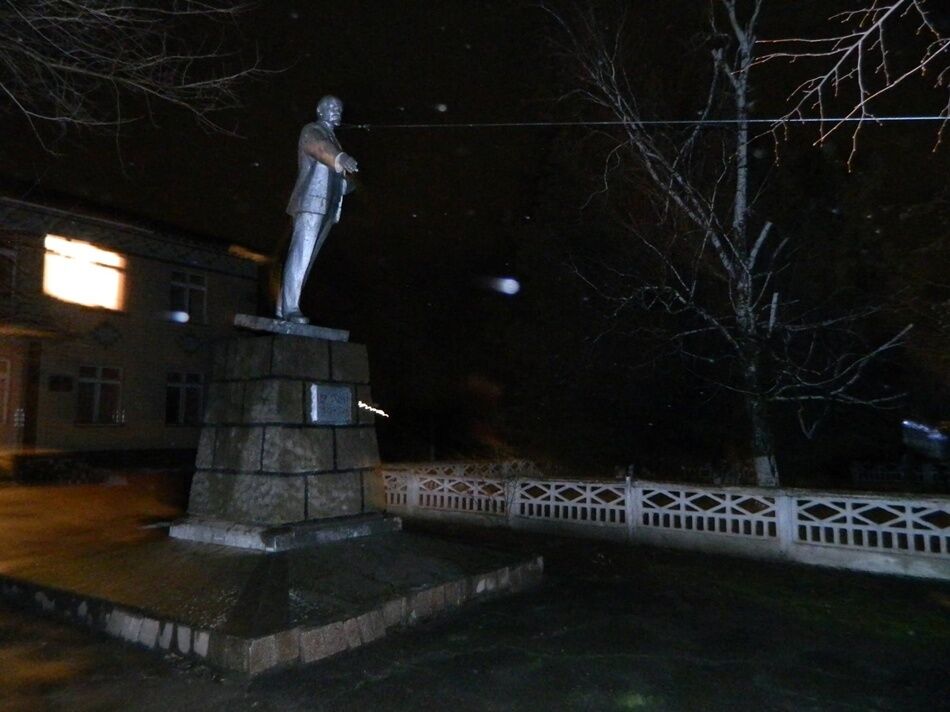 Под Одессой снесли памятники Ленину и Дзержинскому: опубликованы фото и видео