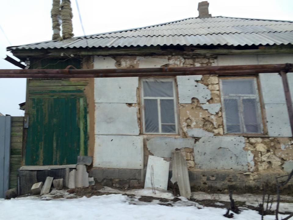 На улицах Станицы Луганской - ни одного прохожего: фоторепортаж из обстрелянного поселка