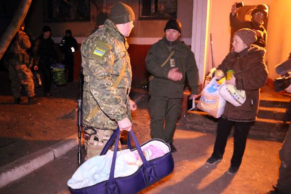 В подвале обстрелянного в Мариуполе дома нашли женщину с ребенком. Фотофакт
