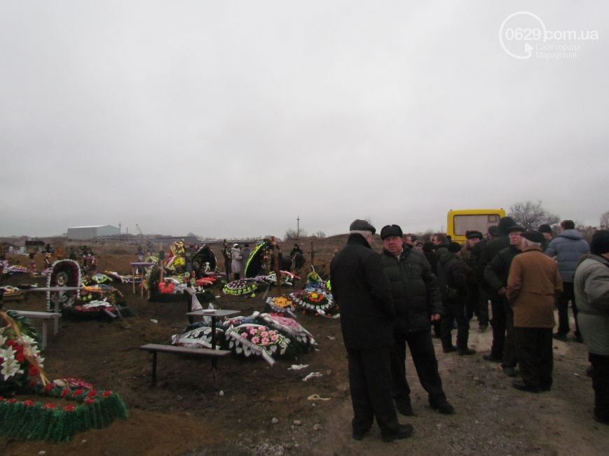 В Мариуполе простились с жертвами теракта: трагические фото и видео