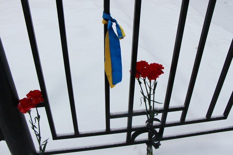 "Украина, прости нас!": жители Санкт-Петербурга пришли к украинскому посольству с цветами и свечами