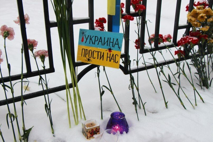 "Україно, прости нас!": мешканці Санкт-Петербурга прийшли до українського посольства з квітами і свічками