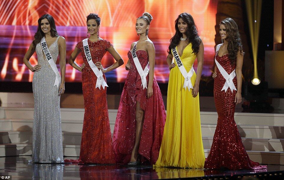 Пользователей покорила финалистка "Мисс Вселенная 2015", которая похожа на Холли Берри
